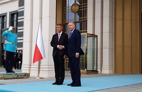 eský premiér Andrej Babi (vlevo) se pi své návtv Turecka 3. záí 2019 v...