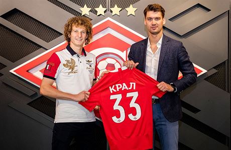 Alex Král pi podpisu smlouvy ve Spartaku Moskva