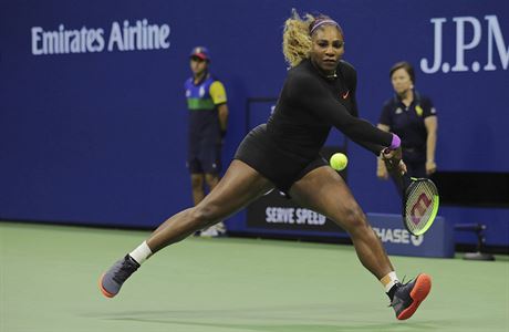 Serena Williamsov v akci bhem semifinle US Open.