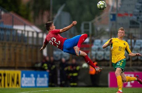 Antonn Vanek v pokusu o akrobatick zakonen.