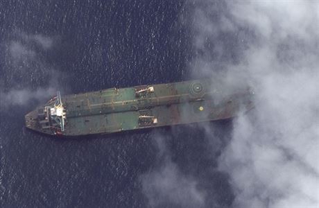 Satelitní snímek íránského ropného tankeru Adrian Dorya-1 (díve Grace 1) u...