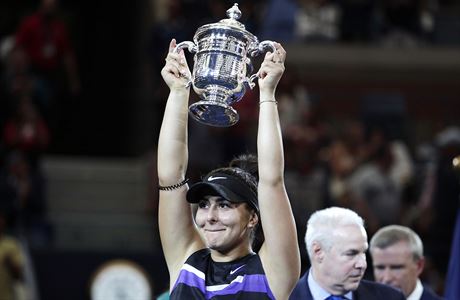Bianca Andreescu s trofejí pro vítzku US Open.