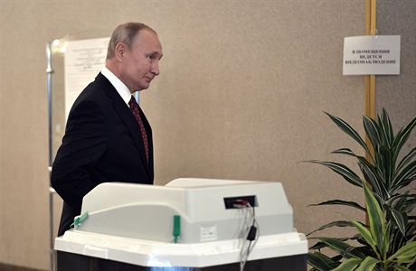 Ruský prezident Vladimir Putin bhem nedlních voleb.