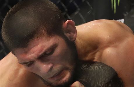 Khabib Nurmagomedov krt Dustina Poiriera.