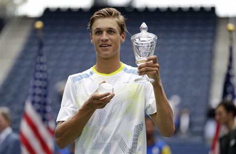 Joná Forejtek s trofejí pro vítze juniorského US Open.