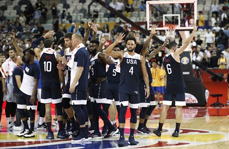 Basketbalisté USA se radují z výhry nad eskem.