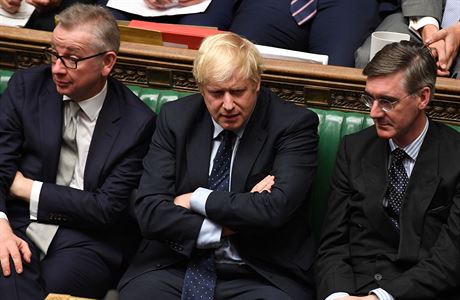 Britský premiér Boris Johnson (uprosted), ministr Michael Gove (vlevo) a lídr...