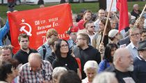 Na nmst Interbrigdy v Praze 6 zhruba ti stovky lid protestuje proti...