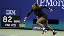 Serena Williamsová reaguje na soupeřky kraťas.