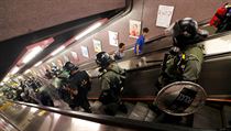 Podkov policie ve stanici metra Causeway Bay v Hongkongu.