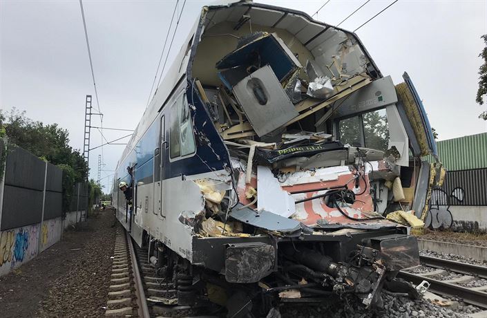 Vlak po sráce s nákladním automobilem.