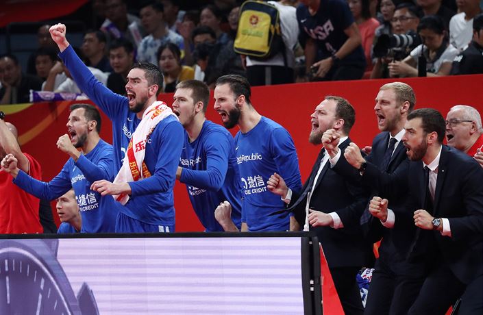 Lavika eských basketbalist v zápase s Brazílií.