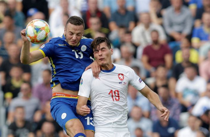 Patrik Schick v hlavi�kovém souboji s Amirem Rrahmanim.