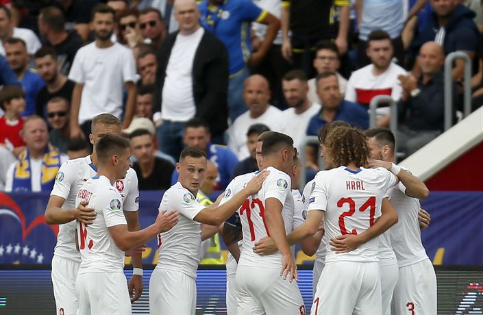Fotbalisté eska slaví branku Patrika Schicka.