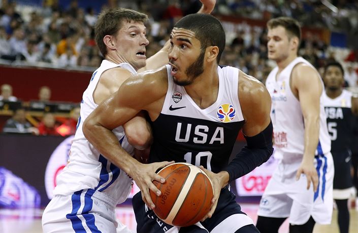 Amerian Jayson Tatum se probíjí pes Pavla Pumprlu.