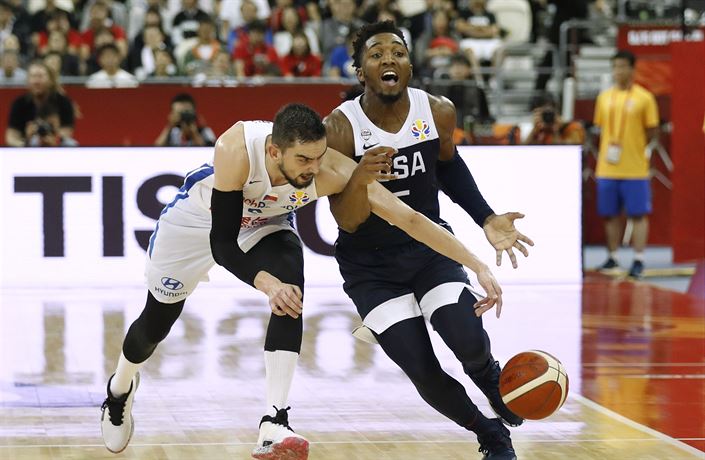 Tomá� Satoranský se sna�í p�ipravit o mí� Donovana Mitchella.