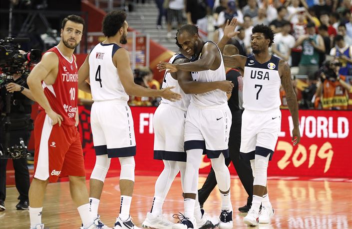 Amerití basketbalisté se radují z výhry v nervydrásající koncovce,