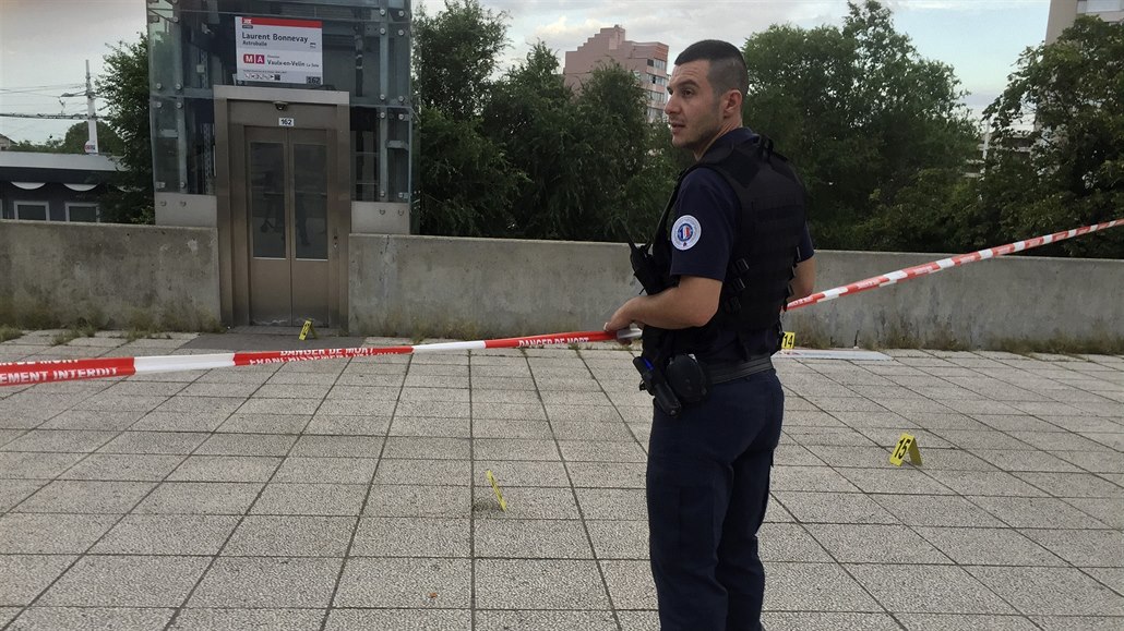 Útoník ozbrojený noem v sobotu odpoledne ve mst Villeurbanne u Lyonu zabil...