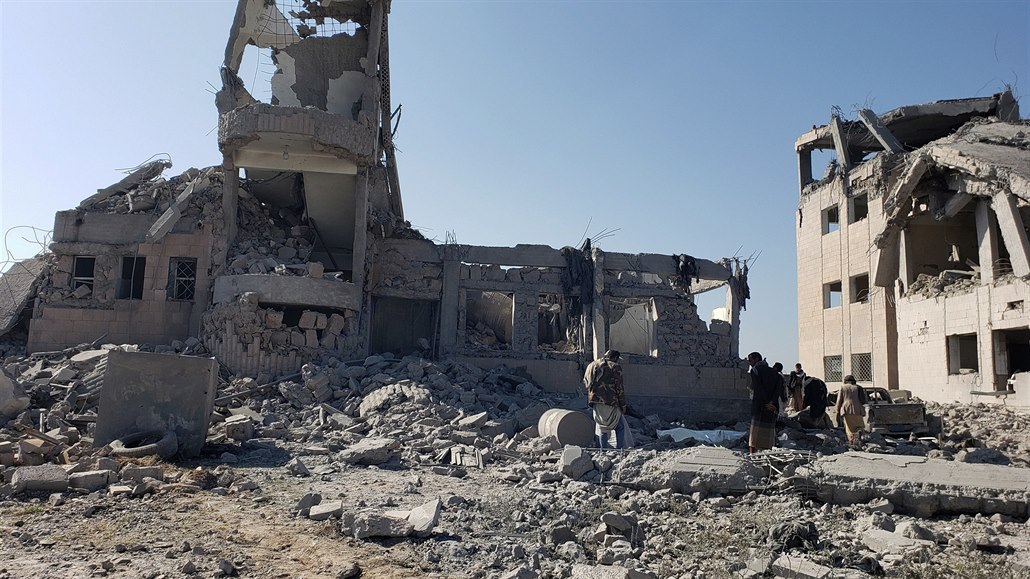 Při posledním náletu v Jemenu zahynulo nejméně 100 lidí.