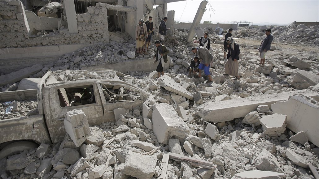 Pi náletu v Jemenu zahynulo nejmén 100 lidí.