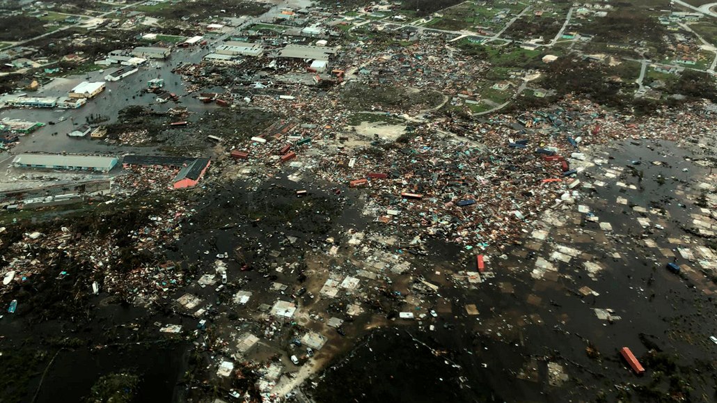 Letecký snímek ukazuje zdevastovanou krajinu na bahamském ostrov Abaco, které...