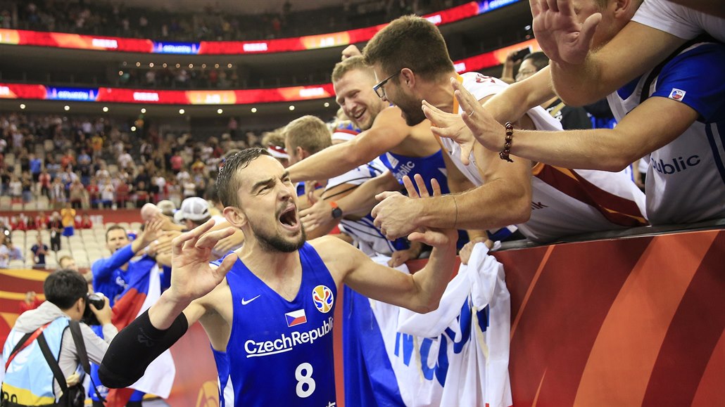 Tomáš Satoranský a jeho vítězná radost s fanoušky.