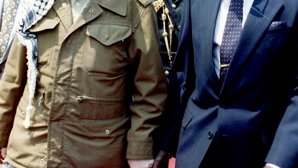 Robert Mugabe a Jásir Arafat, bývalý pedseda Organizace pro osvobození...