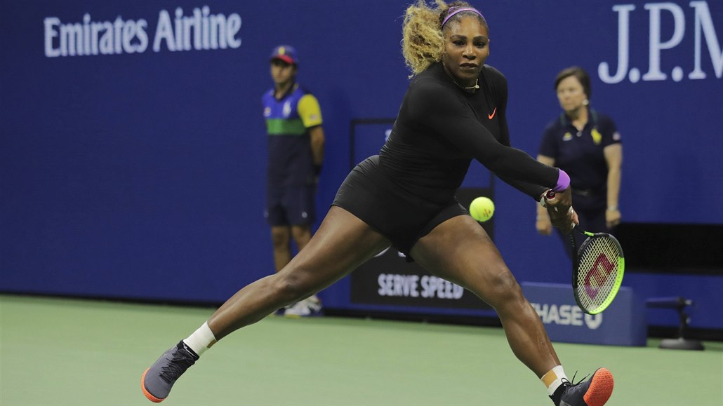 Serena Williamsová v akci bhem semifinále US Open.