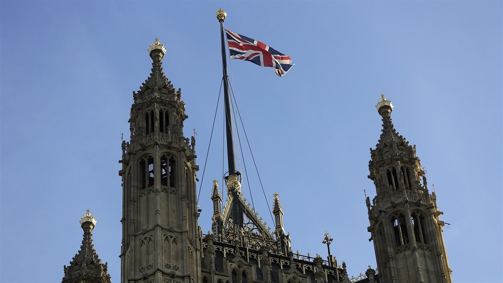 Vlajka Spojeného království vlaje nad Snmovnou lord.