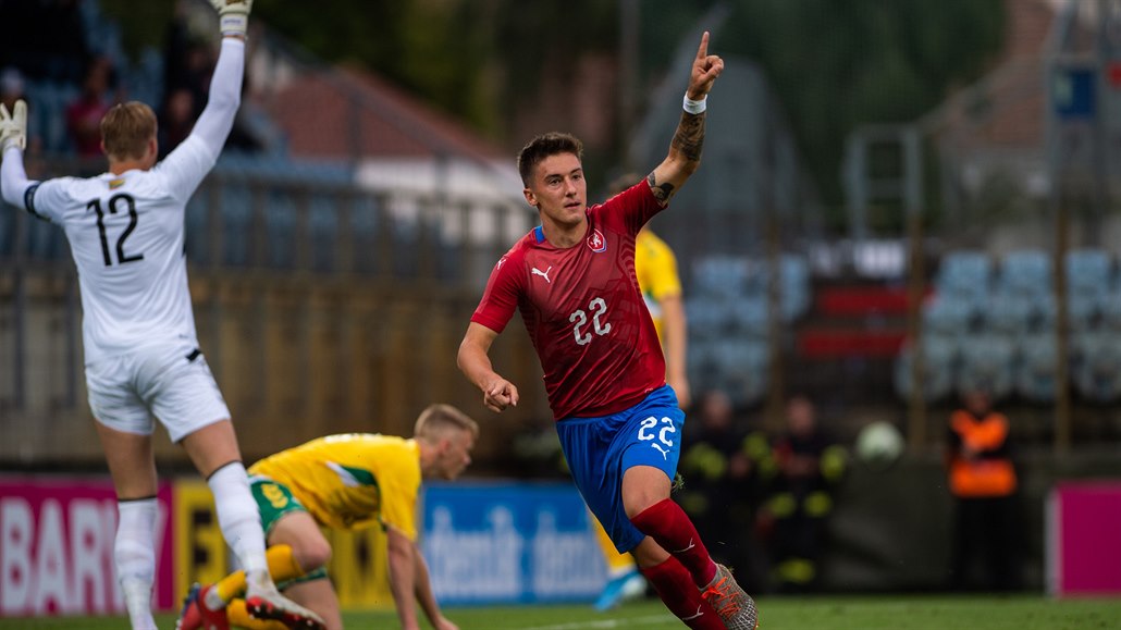 St�elec úvodní branky Antonín Vaní�ek.