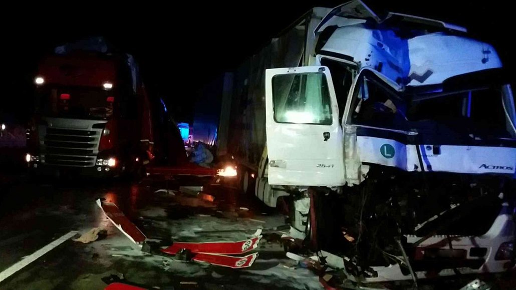 Dopravní nehoda dvou kamion blokuje dálnici D1 u kilometru 188 smr Brno....