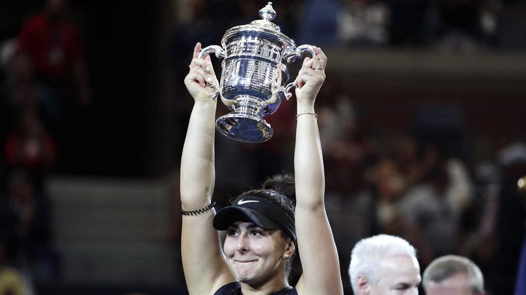 Bianca Andreescu s trofejí pro vítězku US Open.