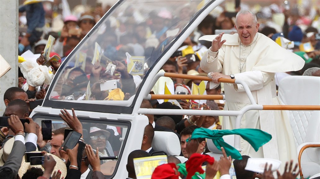 Papež František odsloužil nedělní mši na půdě areálu Soamandrakizay v...