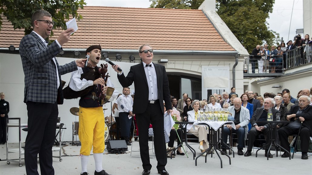 Na dudy vinování Daniel Hímal z Domalic, milovnici folkloru pijeli zahrát i...