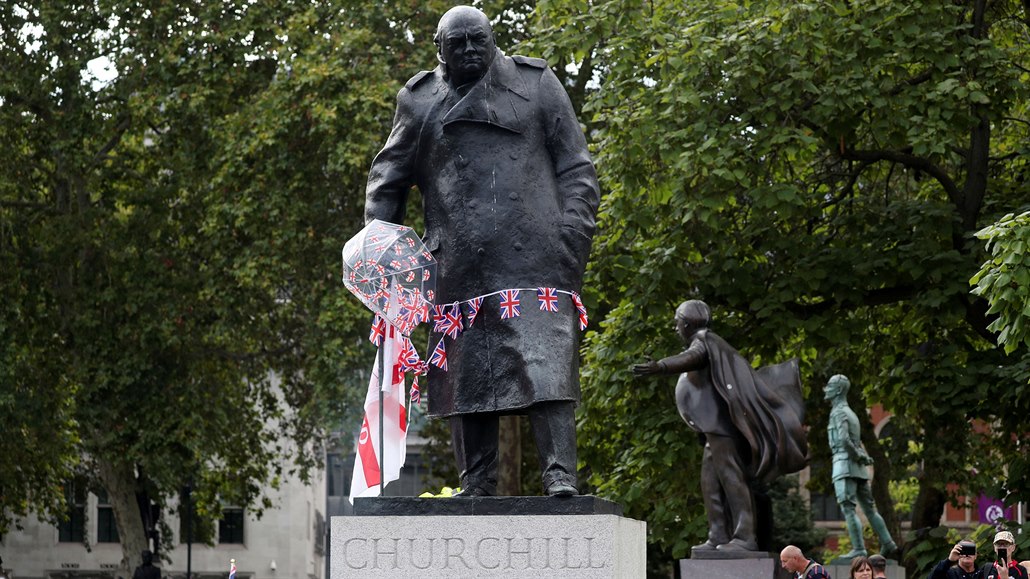 Lidé demonstrující za brexit ozdobili sochu Winstona Churchilla anglickými...