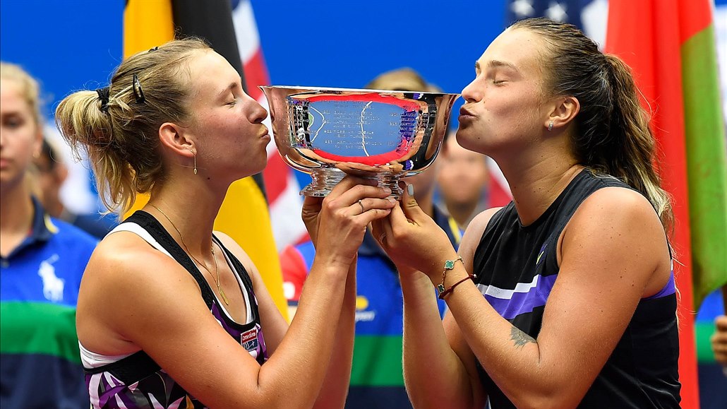 Belgicko-běloruský pár Elise Mertensová, Aryna Sabalenková slaví vítězství na...