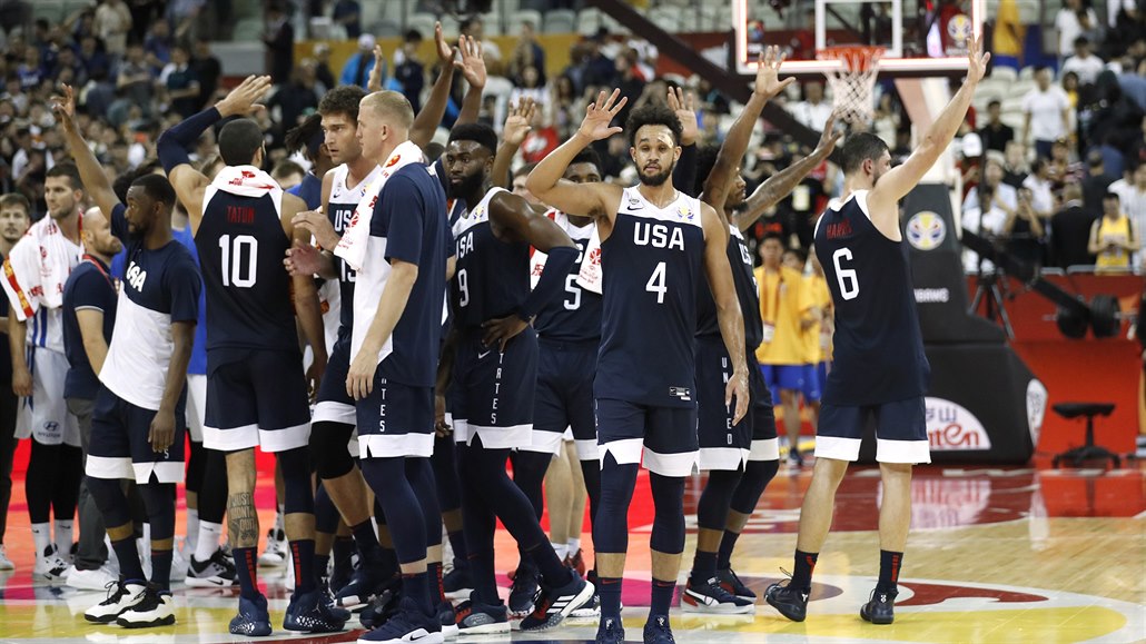 Basketbalisté USA se radují z výhry nad Českem.