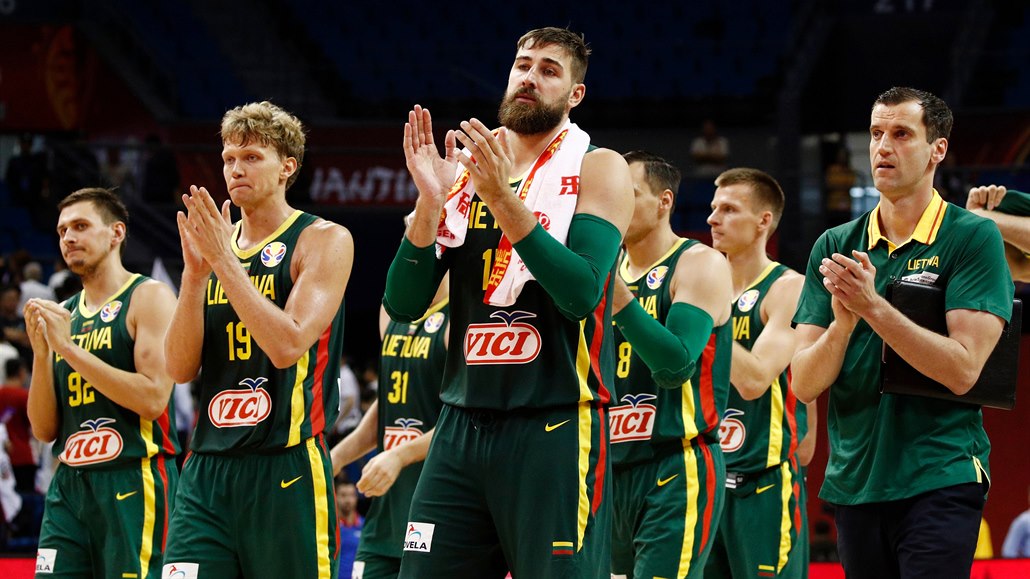 Smutní Litevci se loučí s basketbalovým šampionátem.