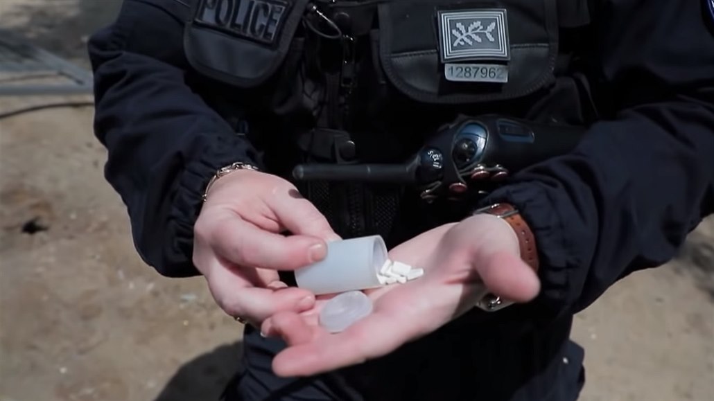 Policistka ukazuje zabavenou dávku cracku.