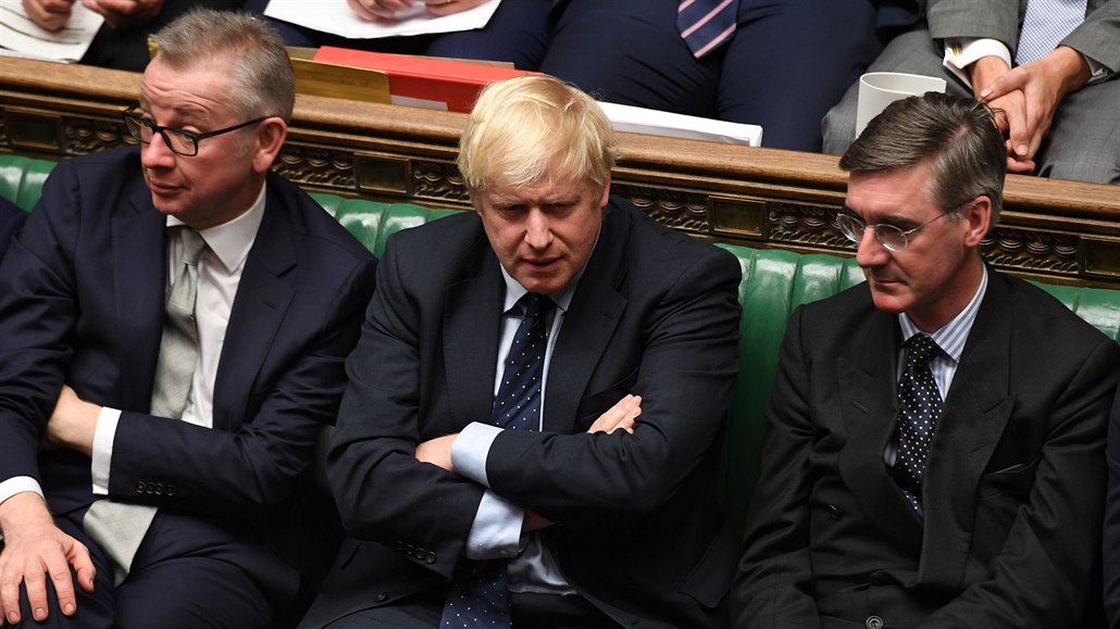 Britský premiér Boris Johnson (uprosted), ministr Michael Gove (vlevo) a lídr...