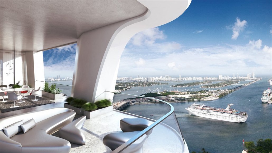 Terasa bytu v mrakodrapu One Thousand Museum v Miami, který navrhovala...
