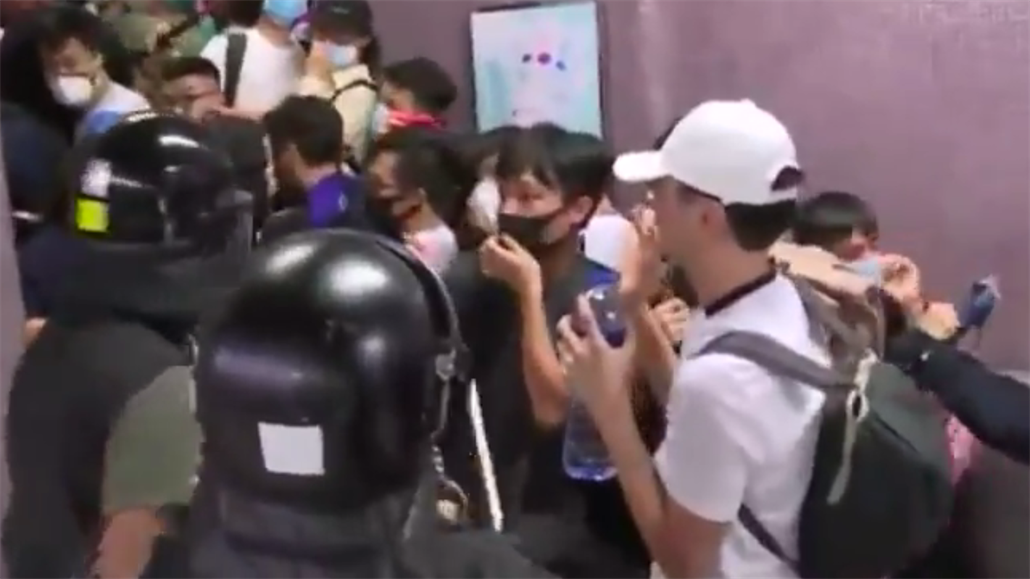 Policisté zasahovali v metru v Hongkongu