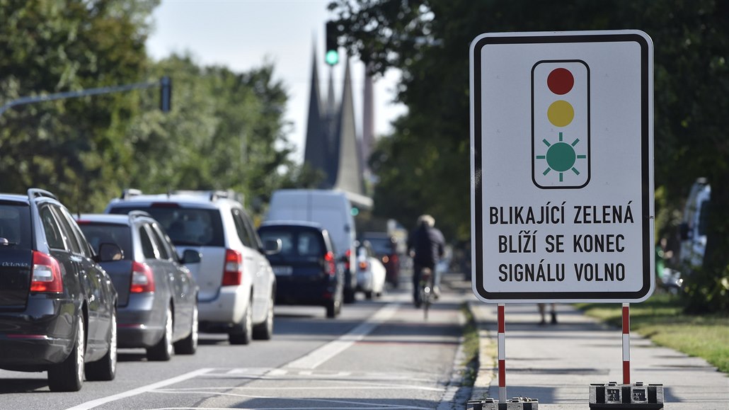 Inovativní semafory, které blikáním upozorují na konec zelené, zaali testovat...