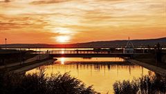 Západ slunce nad jezerem Velence ještě neznamená, že den končí. Leží zde přece... | na serveru Lidovky.cz | aktuální zprávy