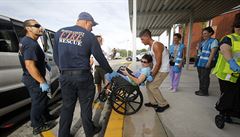 lenové floridského hasiského a záchranného sboru Martin County pomáhají lidem...
