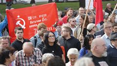 Na námstí Interbrigády v Praze 6 zhruba ti stovky lidí protestuje proti...