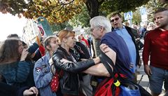 Na míst protestují lidé proti zakrytí sochy Konva, ale i odprci tohoto...