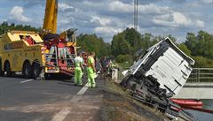 Kamion se p�evrátil a spadl do p�ehrady.