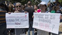 Nkolik set en v pondlí pilo v Palestin protestovat k úadu premiéra.