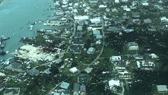 Na leteckých zábrech z ostrov jsou patrné domy se strhanými stechami a...